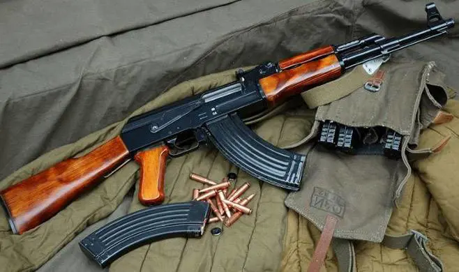 Ecco il candidato pakistano col kalashnikov, anche il sindaco pd sbotta: "Fuori dalle elezioni"