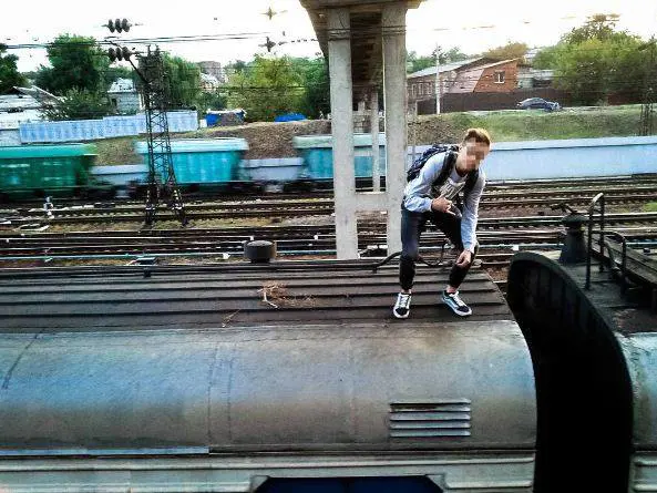 Train-surfing, la sfida mortale tra i giovani sui tetti del treno