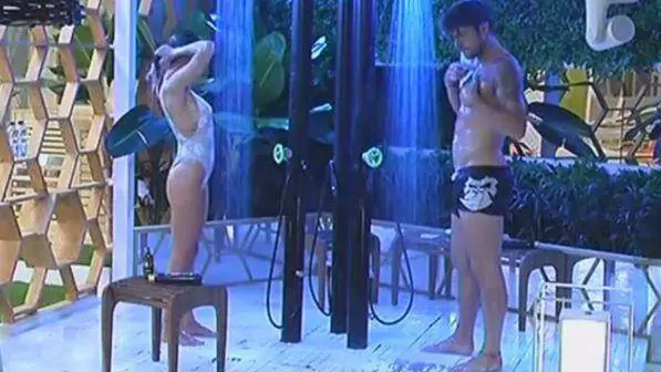 Gf Vip, Cecilia e Ignazio fanno la doccia assieme. Lei s'improvvisa estetista