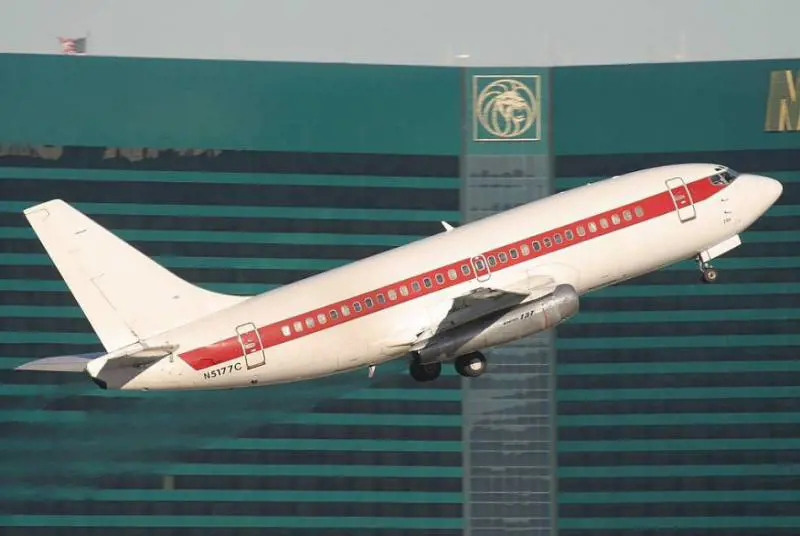 Scopre il tradimento in volo e costringe l'aereo ad un atterraggio di emergenza