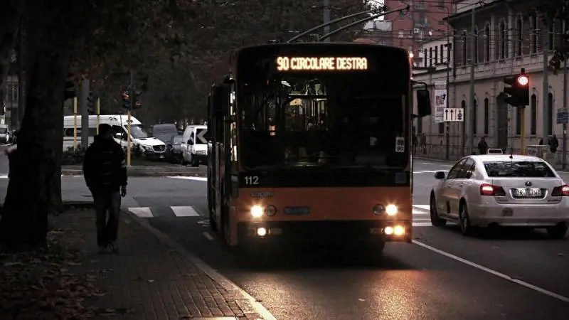 Autista del bus pestato da immigrato: "Fermato e subito rilasciato"
