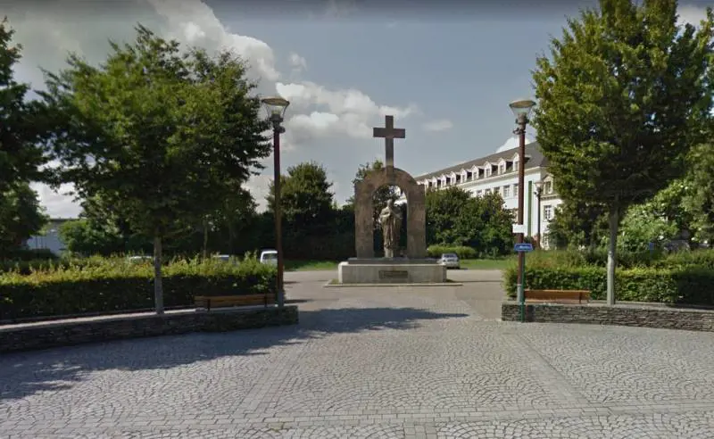La Francia fa rimuovere la Croce dalla statua di San Giovanni Paolo II