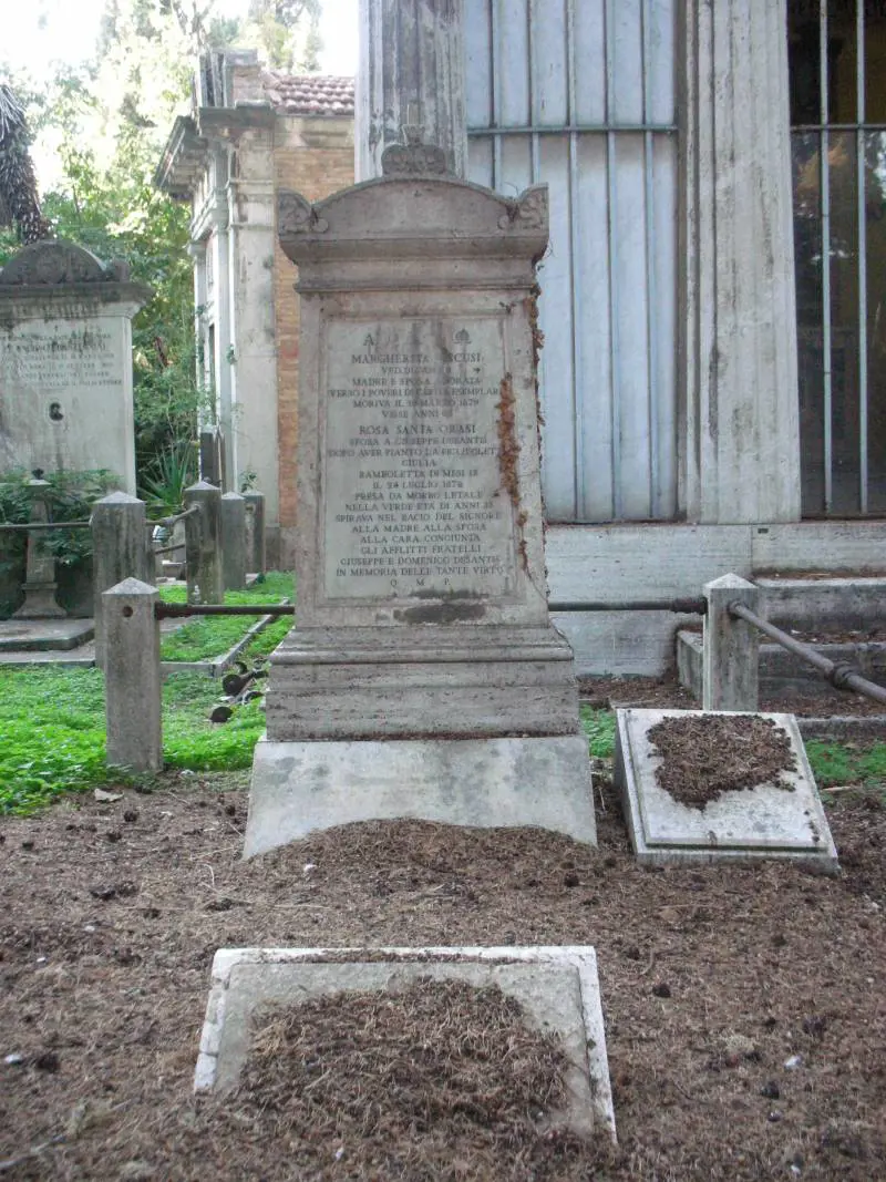 Degrado nei cimiteri: a Cassino le tombe usate come toilette