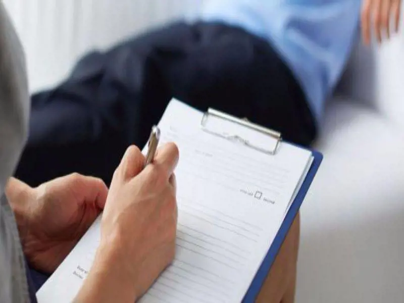Noto psichiatra convince 13enne: "Sei gay" e abusa di lui