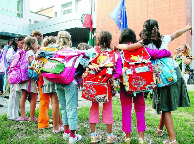 Per mano con i genitori. L'uscita da scuola divide le famiglie