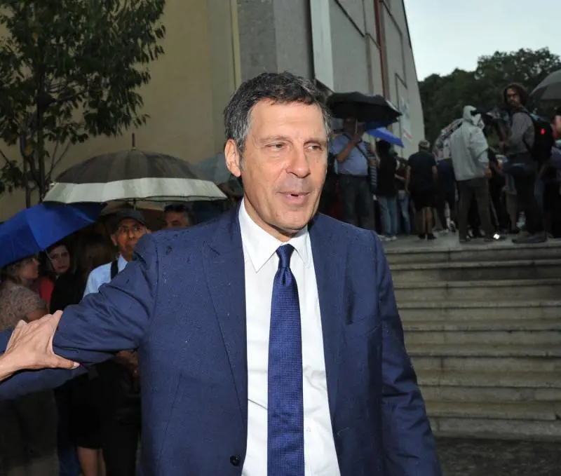 Fabrizio Frizzi dopo il malore: "Mi hanno ripreso per i capelli. Ora combatto per riprendermi"