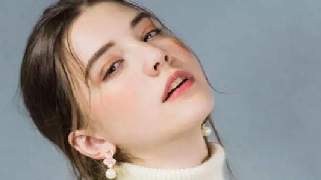 Modella russa sfila per 13 ore di fila e muore