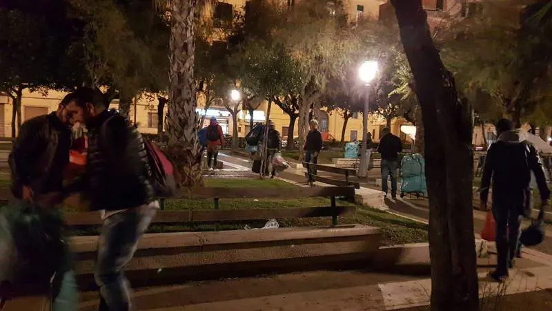 Napoli, molestava i passanti sul lungomare. Portato in caserma sfascia una porta