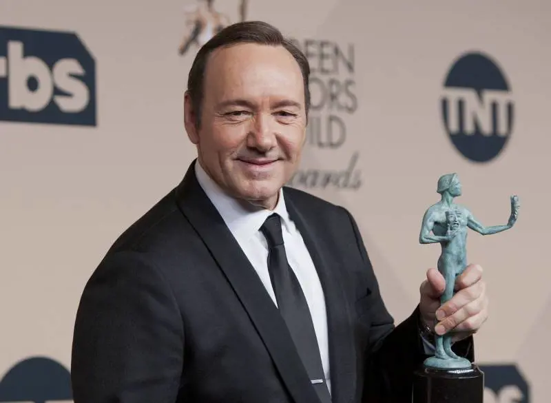 Nuove accuse contro Spacey: "Cercò di palpeggiare me e altri giovani attori"