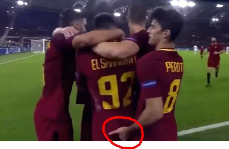 Lo scherzo di Perotti a El Shaarawy: palpata sul sedere e dito nel lato B