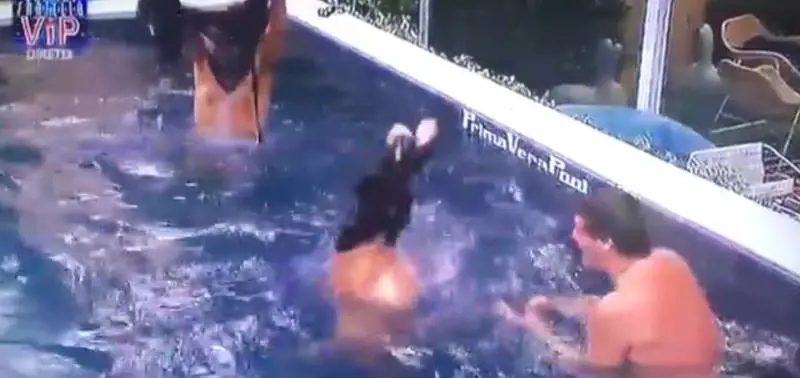 Halloween al Grande Fratello Vip: Corinne Clery nuda nella piscina