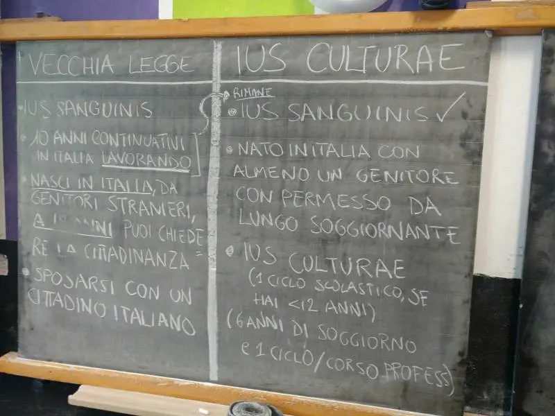 Il Pd in un'altra scuola, comizio sullo Ius soli: "Non esistono stranieri"