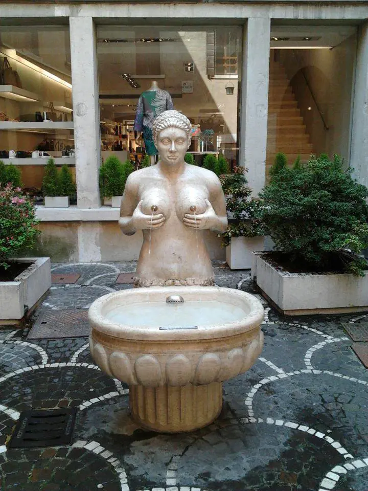 Facebook censura la Fontana delle Tette di Treviso