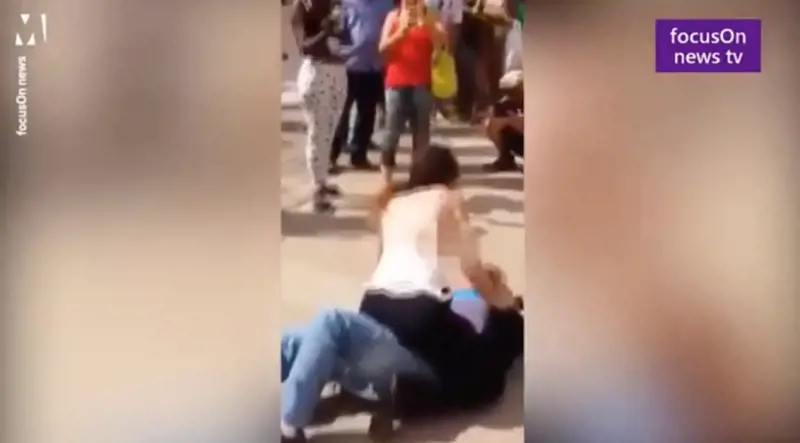 "Mi vuoi usare: eccomi!". Donna aggredisce uomo e lo colpisce con i seni