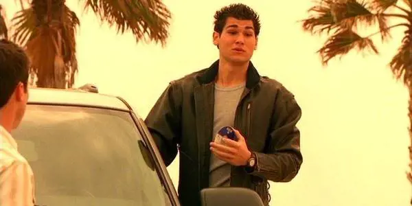 Attore di Veronica Mars si suicida a 34 anni buttandosi da un tetto