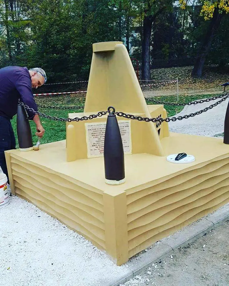 Un uomo ha ripulito da solo il monumento alla Folgore imbrattato dai vandali
