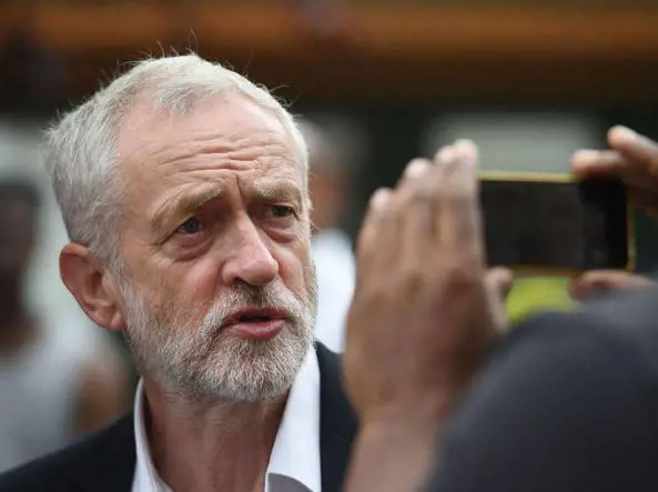 Corbyn e l'altra Brexit: così la May può cadere
