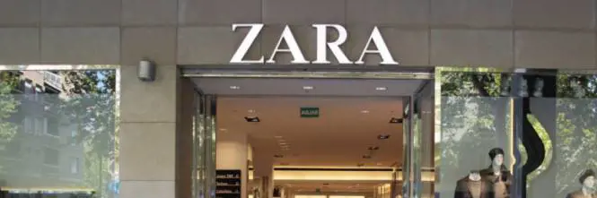 Zara, nei vestiti spuntano dei volantini: "Ho fatto questo abito e non mi hanno pagato"