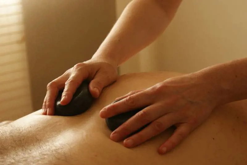 Busto, il parroco licenzia la maestra che fa massaggi hard