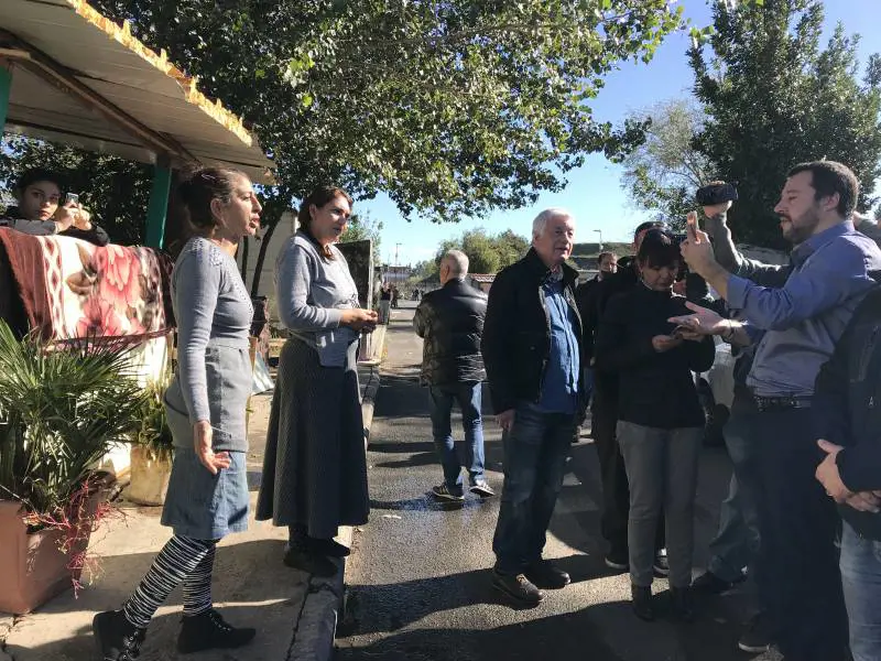 Salvini nel campo rom di via di Salone: "Va sgomberato"