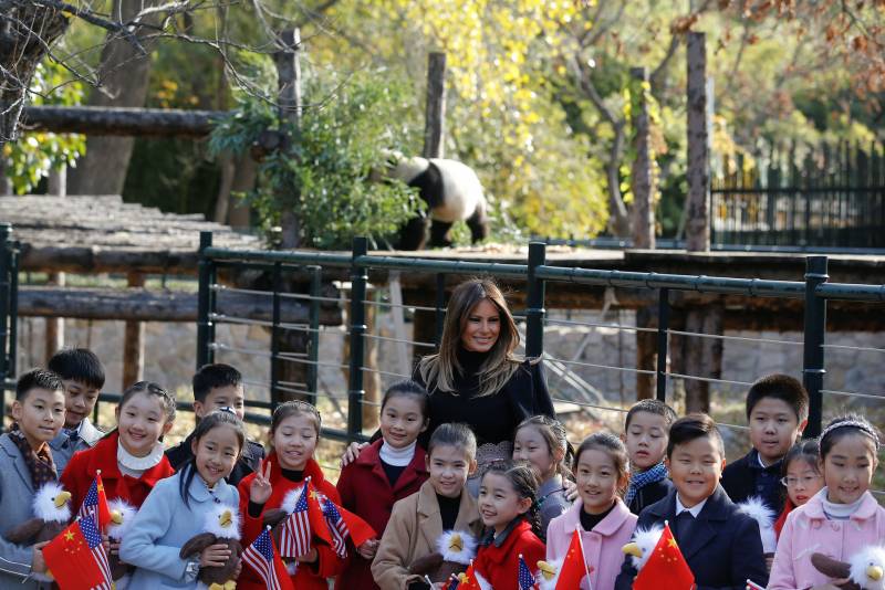 Melania Trump allo zoo con i panda, lapresse