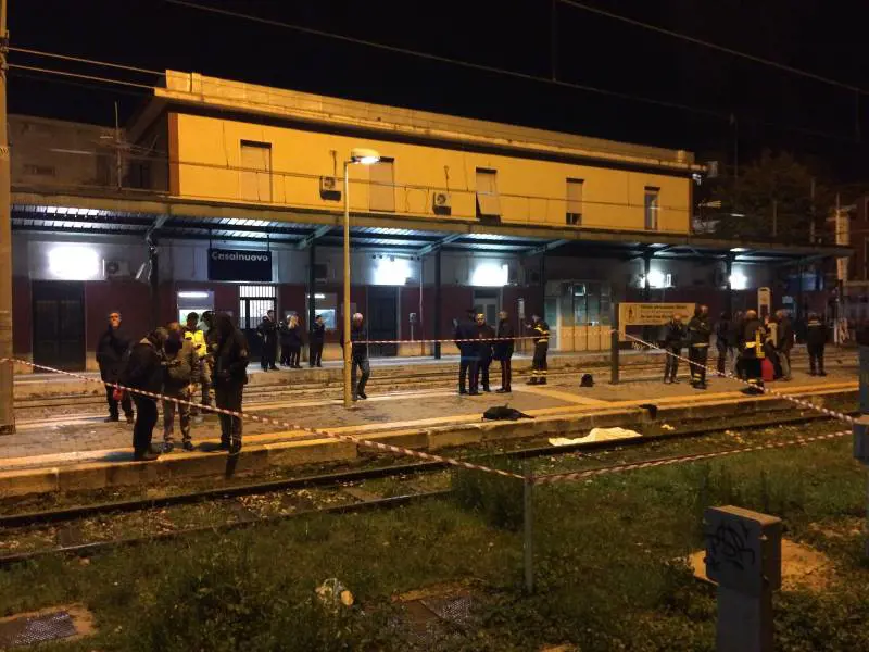 Travolta da un treno mentre attraversa i binari, muore a 21 anni