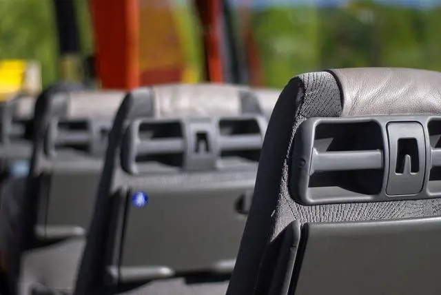 Arriva il controllore, sfondano il bus per scappare