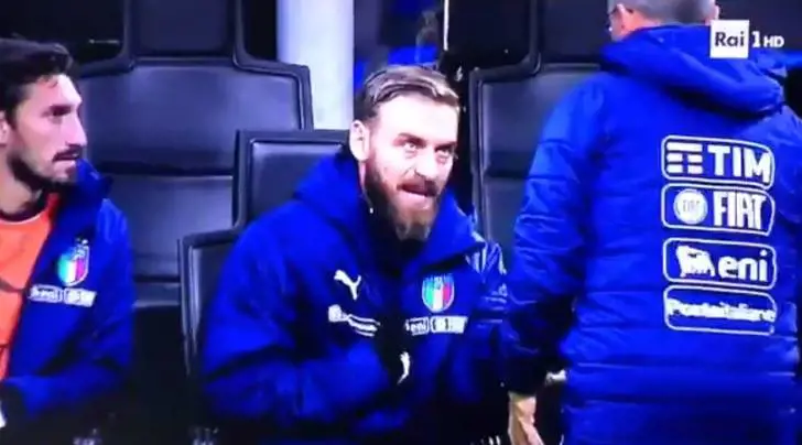 Lo mandano a scaldarsi ma De Rossi si infuria: "C.... entro a fare io?"