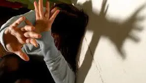 Nuoro, 40enne pestata dal compagno: "Aiutatemi, non ho più niente"