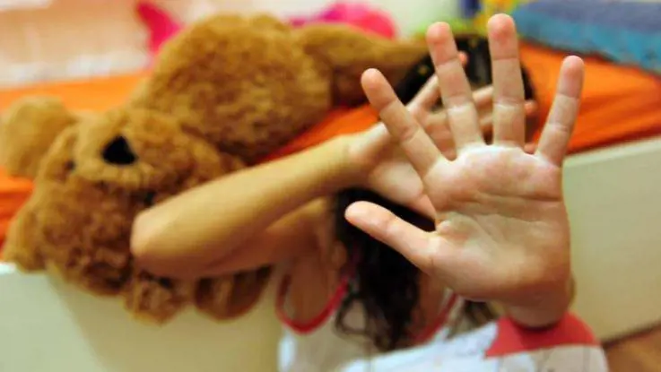 Maestra arrestata per maltrattamenti su bambini
