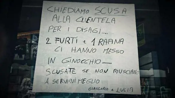 Asti, il cartello in tabaccheria: "Tre rapine, in ginocchio" 