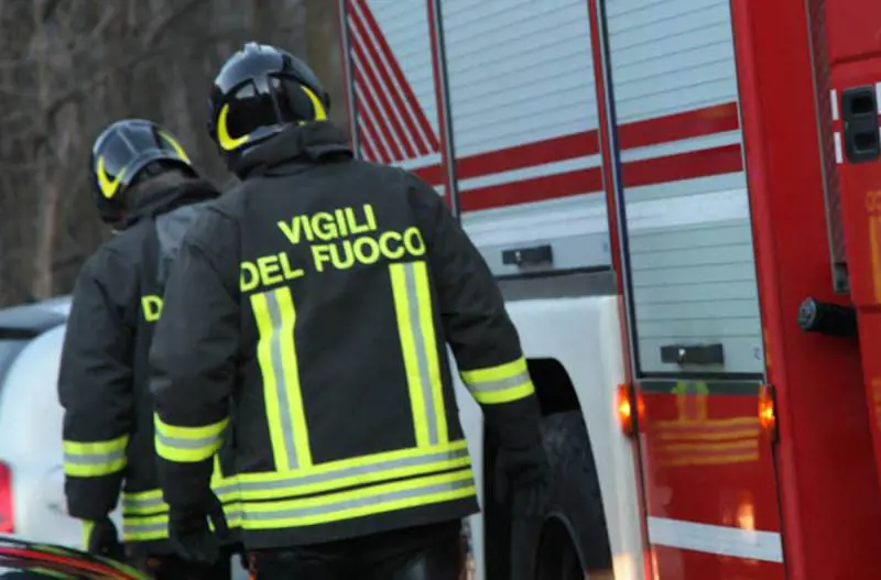 Gerenzano, la sua auto prende fuoco, lei si salva per miracolo