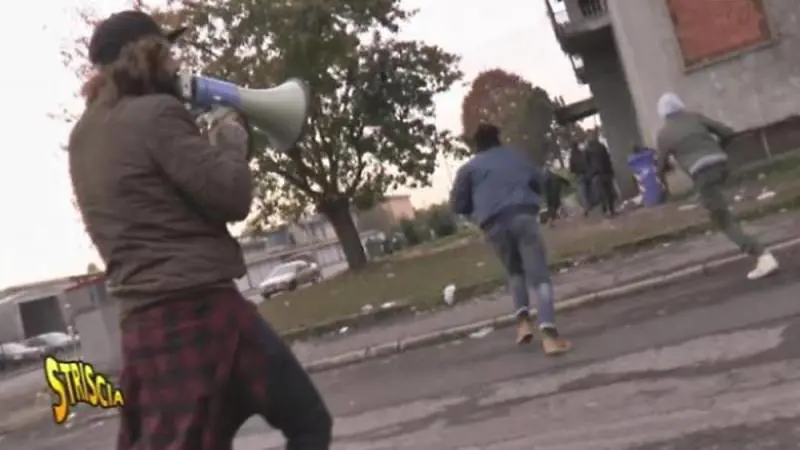 L'inviato di Striscia la Notizia ​aggredito e derubato da stranieri