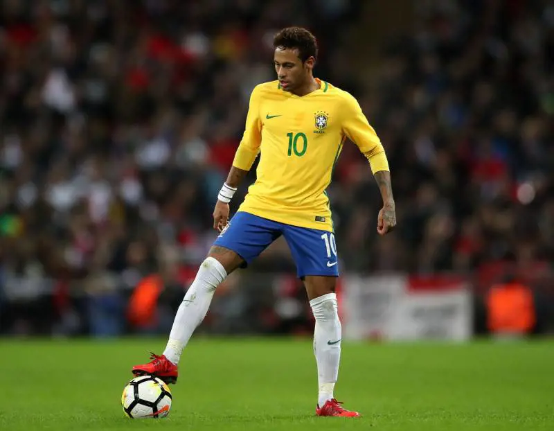 Neymar lascia la lussuosa villa a Parigi: troppi curiosi intorno alla sua dimora