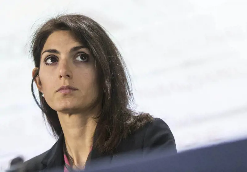 E la Raggi si trova in Messico mentre Roma è in emergenza