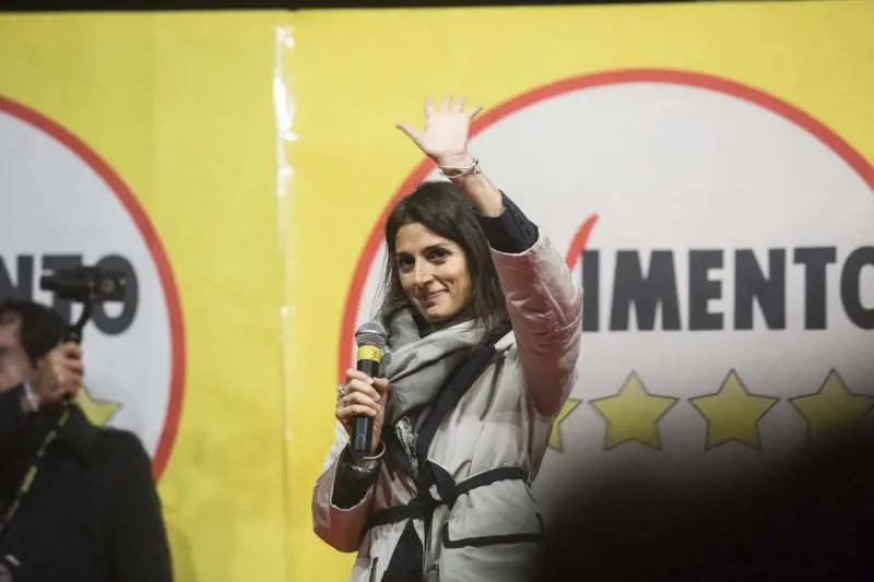 La Raggi alza bandiera bianca: "Non mi ricandiderò a sindaco"