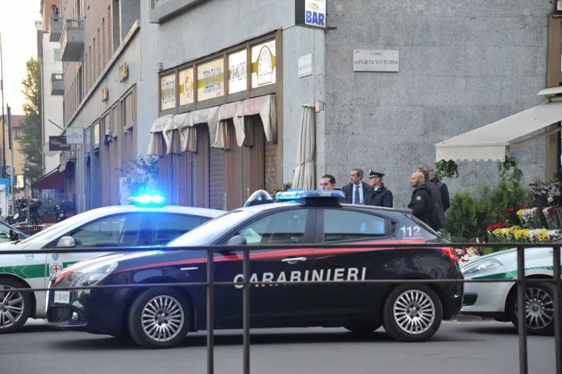 "Prendo un caffè". E lascia figlia di 4 mesi in auto: denunciato