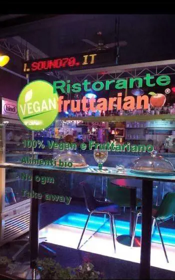 La nuova moda a tavola: "Mangiamo solo frutta"