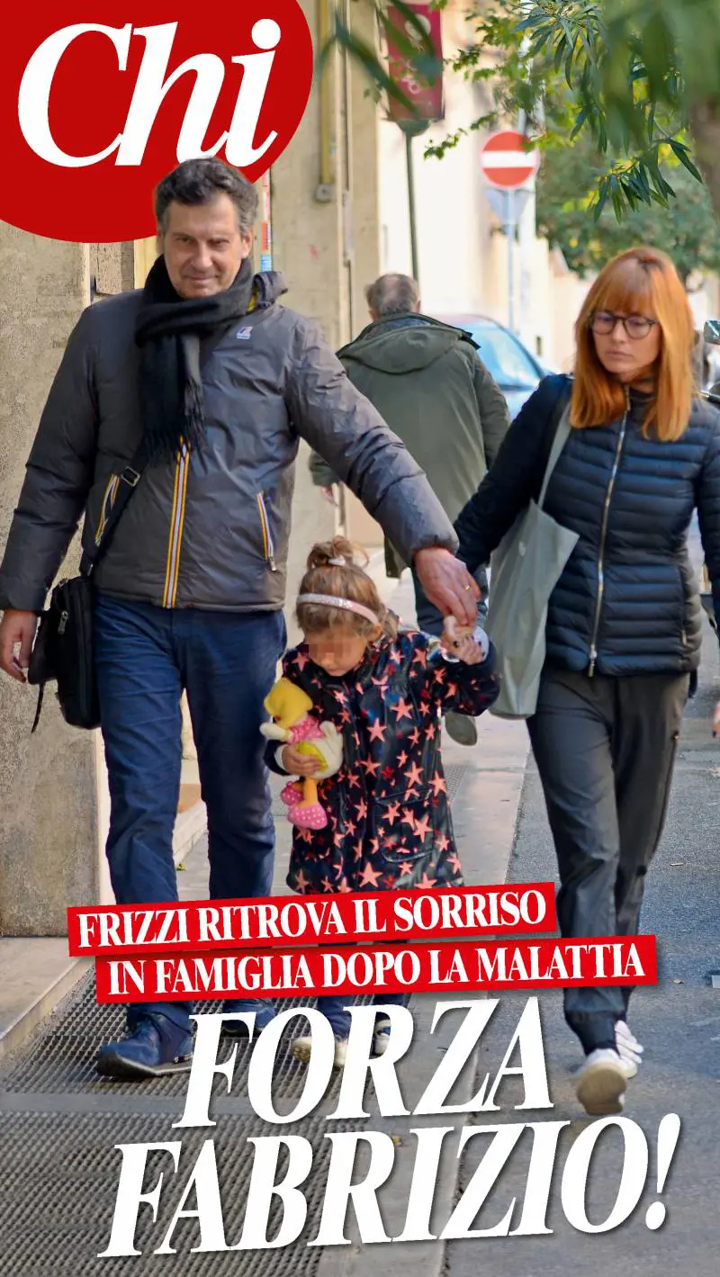 Frizzi torna alla vita di sempre: sorride con la moglie e la figlia
