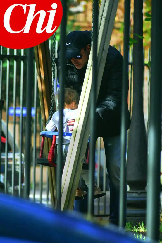 Brizzi al parco con la figlia: su Chi le foto dopo lo scandalo