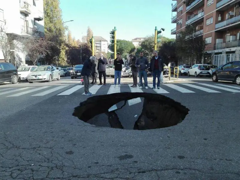 Roma, alla Montagnola si apre una voragine di cinque metri