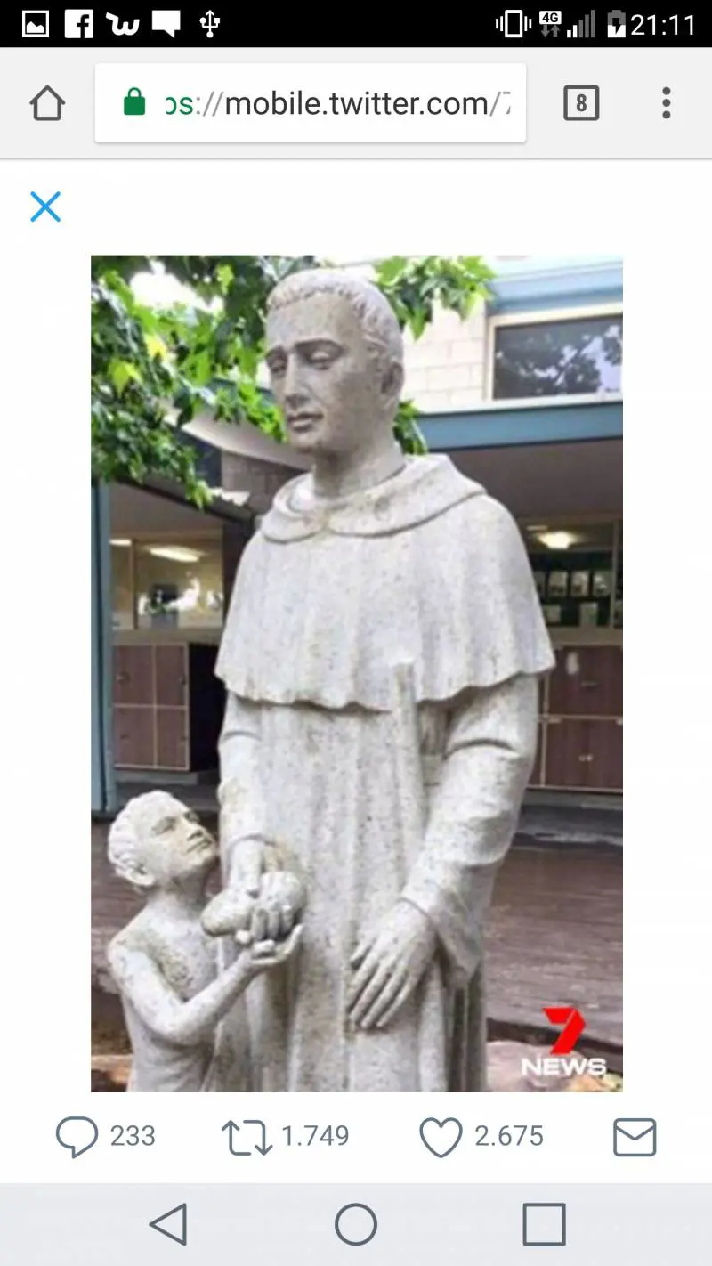 La foto della statua pubblicata su Twitter da News Adelaide