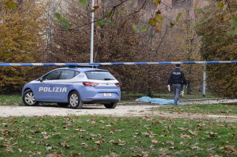 Donna sgozzata al parco. Era uscita a portar fuori il cane