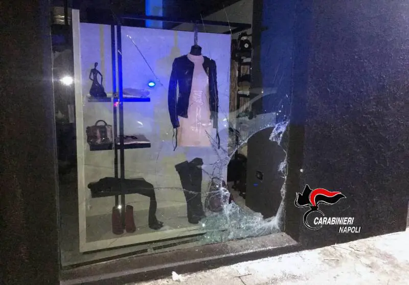 Furto con "spaccata" fallito: tre arresti e due carabinieri feriti