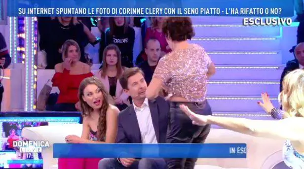 Domenica Live, Corinne Cléry mostra il seno in diretta: "Ora ci credete che non è rifatto?"