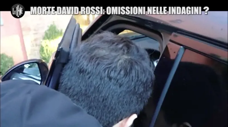 David Rossi, il pm incastra la testa dell'inviato de le Iene nello sportello