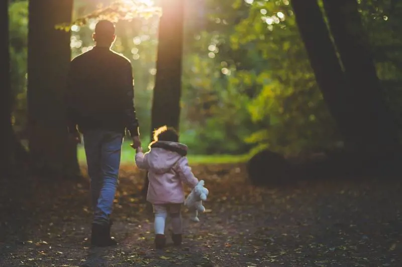 Scappa con l'amante e lascia 4 figli. Il Tribunale: "Non è più madre"