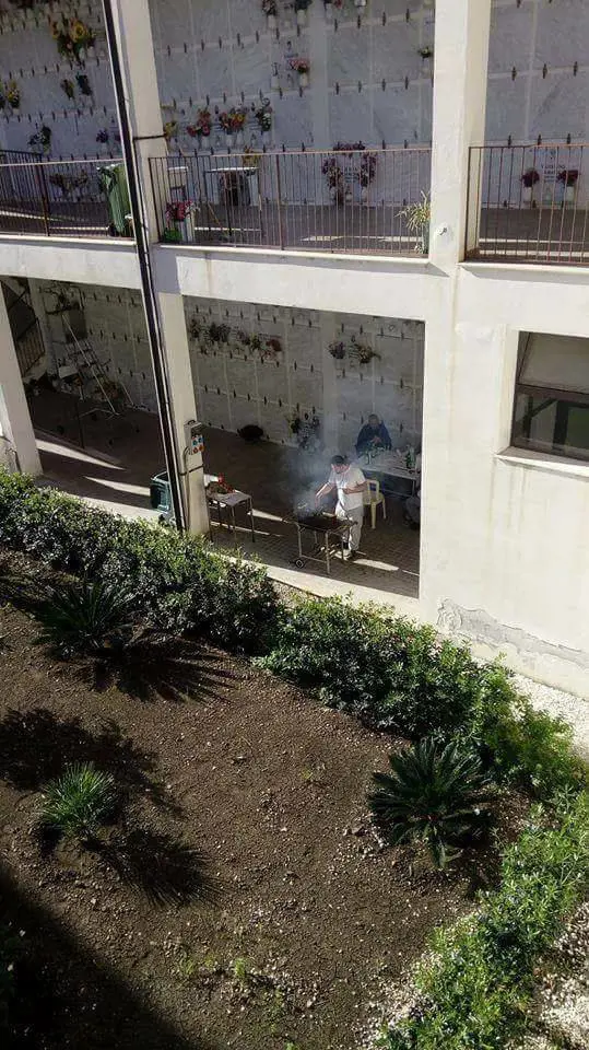 Lo scandalo al cimitero: barbecue davanti ai loculi