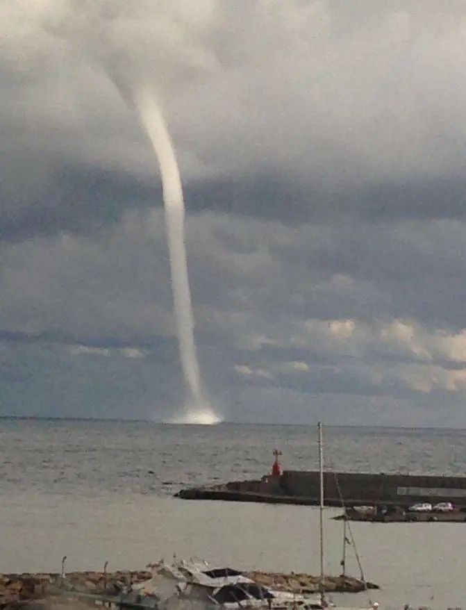 Violenta tromba d'aria a Sanremo. Allerta maltempo in tutto il Nord