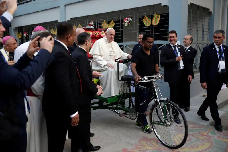 Il Papa ai giovani: "Non state sempre al cellulare ignorando il mondo"